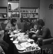 1982, Grobka, Polska.
Przyjęcie urodzinowe Marka Twardziaka.
Fot. Irena Jarosińska, zbiory Ośrodka KARTA