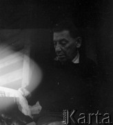 Lata 50. lub 60., Polska.
Mężczyzna.
Fot. Irena Jarosińska, zbiory Ośrodka KARTA