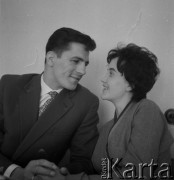 Lata 50. lub 60., Polska.
Bokser Tadeusz Walasek z żoną. 
Fot. Irena Jarosińska, zbiory Ośrodka KARTA