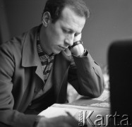 Lata 60. lub 70., Polska.
Aktor i pisarz Leszek Herdegen.
Fot. Irena Jarosińska, zbiory Ośrodka KARTA