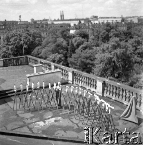 Lata 50. lub 60., Warszawa, Polska.
Astronom profesor Maciej Bielicki na dachu Obserwatorium Astronomicznego Uniwersytetu Warszawskiego w Alejach Ujazdowskich 4.
Fot. Irena Jarosińska, zbiory Ośrodka KARTA