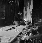 1968, Zakopane, Polska.
Artysta Władysław Hasior w pracowni.
Fot. Irena Jarosińska, zbiory Ośrodka KARTA