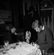 1968, Zakopane, Polska.
Artysta Władysław Hasior w pracowni (z prawej).
Fot. Irena Jarosińska, zbiory Ośrodka KARTA