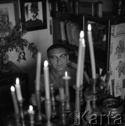 1972, Kraków, Polska.
Malarz Adam Hoffmann w swoim mieszkaniu.
Fot. Irena Jarosińska, zbiory Ośrodka KARTA