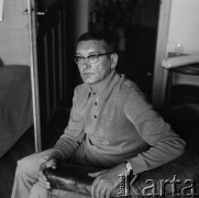 1972, Kraków, Polska.
Malarz Adam Hoffmann w swoim mieszkaniu.
Fot. Irena Jarosińska, zbiory Ośrodka KARTA