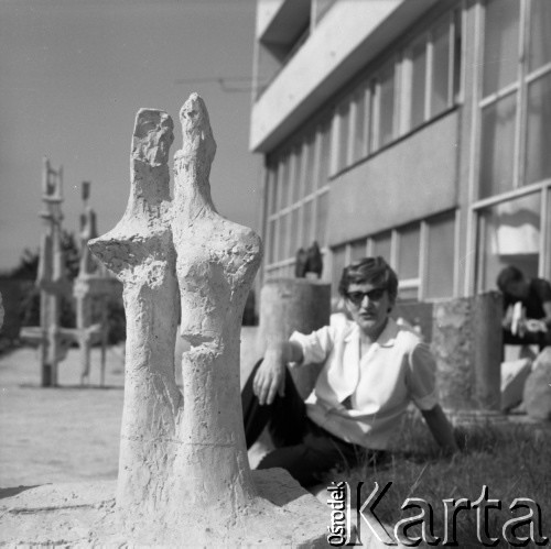 1976, Warszawa, Polska.
Rzeźbiarka Barbara Zbrożyna.
Fot. Irena Jarosińska, zbiory Ośrodka KARTA