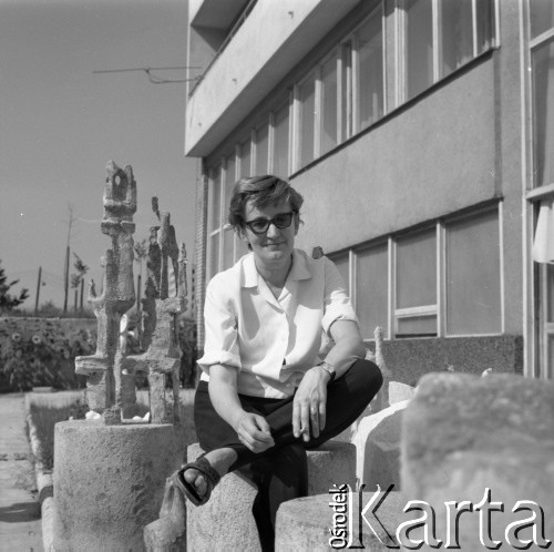 1976, Warszawa, Polska.
Rzeźbiarka Barbara Zbrożyna.
Fot. Irena Jarosińska, zbiory Ośrodka KARTA