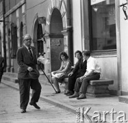 Lata 60. lub 70., Warszawa, Polska.
Pisarz Teodor Parnicki na Rynku Starego Miasta.
Fot. Irena Jarosińska, zbiory Ośrodka KARTA