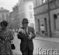 Lata 60. lub 70., Warszawa, Polska.
Pisarz Teodor Parnicki z żoną.
Fot. Irena Jarosińska, zbiory Ośrodka KARTA