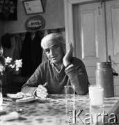 Lata 60. lub 70., Polska.
Mężczyzna.
Fot. Irena Jarosińska, zbiory Ośrodka KARTA