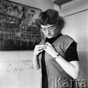 1969, Polska.
Ejsmont - malarka.
Fot. Irena Jarosińska, zbiory Ośrodka KARTA 
