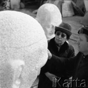 1968, Wrocław, Polska.
Rzeźbiarka Ludwika Nitschowa przy pomniku papieża Jana XXIII.
Fot. Irena Jarosińska, zbiory Ośrodka KARTA
