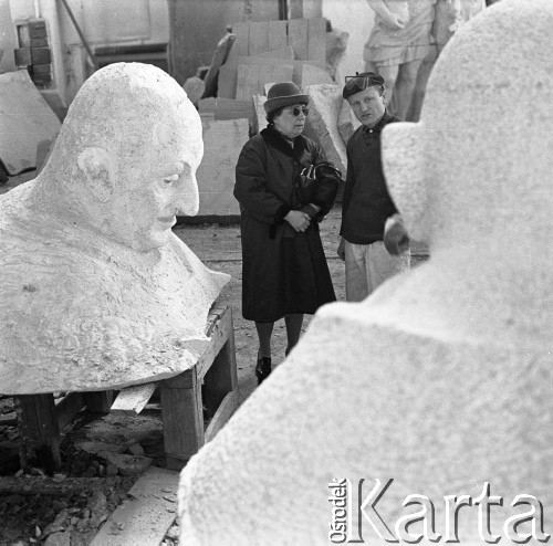 1968, Wrocław, Polska.
Rzeźbiarka Ludwika Nitschowa przy pomniku papieża Jana XXIII.
Fot. Irena Jarosińska, zbiory Ośrodka KARTA