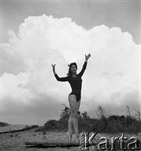 1960, Warszawa, Polska.
Tancerka Barbara Bittnerówna - primabalerina Opery Poznańskiej, Opery Śląskiej i Opery Narodowej w Warszawie.
Fot. Irena Jarosińska, zbiory Ośrodka KARTA