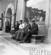 Lata 70., Warszawa, Polska.
Mężczyźni na Rynku Starego Miasta.
Fot. Irena Jarosińska, zbiory Ośrodka KARTA
