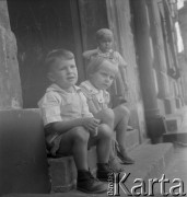 Lata 70., Warszawa, Polska.
Dzieci na Starym Mieście w Warszawie.
Fot. Irena Jarosińska, zbiory Ośrodka KARTA