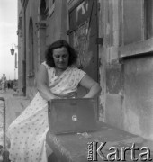 Lata 70., Warszawa, Polska.
Kobieta na ulicy Świętojańskiej.
Fot. Irena Jarosińska, zbiory Ośrodka KARTA