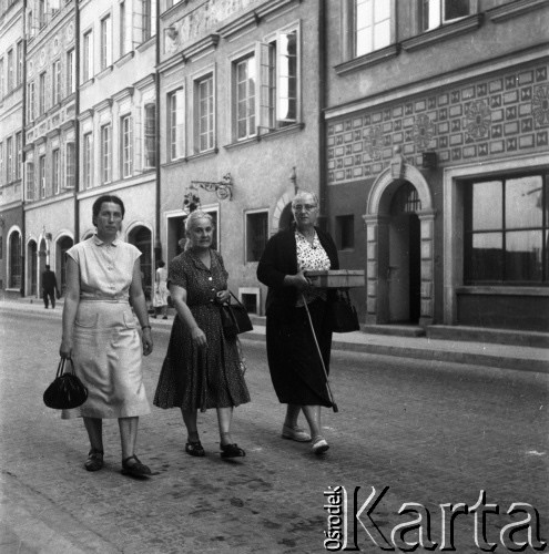 Lata 50. lub 60., Warszawa, Polska.
Ulica Świętojańska.
Fot. Irena Jarosińska, zbiory Ośrodka KARTA