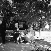 Lata 50. lub 60., Warszawa, Polska.
Kobiety siedzące na ławce.
Fot. Irena Jarosińska, zbiory Ośrodka KARTA