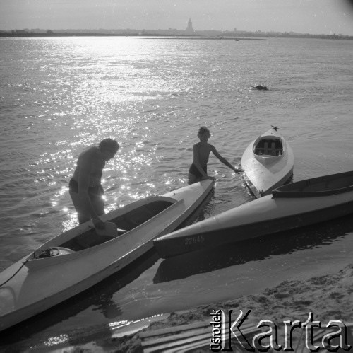 Lata 50. lub 60., Warszawa, Polska.
Stanisław Pieniążek - mąż fotografki Ireny Jarosińskiej - i Marek Jarosiński - syn Ireny Jarosińskiej - nad Wisłą. W oddali Pałac Kultury i Nauki.
Fot. Irena Jarosińska, zbiory Ośrodka KARTA