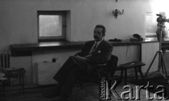 lata 80-te, Warszawa, Polska.
Profesor Wojciech Gasparski w pracowni Ireny Jarosińskiej.
Fot. Irena Jarosińska, zbiory Ośrodka KARTA.