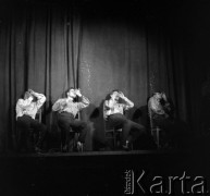1956, Warszawa, Polska
Występ sceniczny kabaretu „Koń”. 
Fot. Irena Jarosińska, zbiory Ośrodka KARTA
