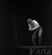 1956, Warszawa, Polska
Występ sceniczny kabaretu „Koń”. Na scenie Wiesław Gołas.
Fot. Irena Jarosińska, zbiory Ośrodka KARTA
