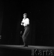 1956, Warszawa, Polska
Występ sceniczny kabaretu „Koń”. Na scenie Wiesław Gołas.
Fot. Irena Jarosińska, zbiory Ośrodka KARTA
