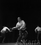 1956, Warszawa, Polska
Występ sceniczny kabaretu „Koń”. Na scenie z gitarą Zdzisław Leśniak
Fot. Irena Jarosińska, zbiory Ośrodka KARTA
