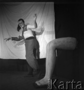 ok. 1957, Kraków, Polska
Cyrk - spektakl teatru awangardowego Cricot 2. Na scenie Wanda Kruszewska.
Fot. Irena Jarosińska, zbiory Ośrodka KARTA
