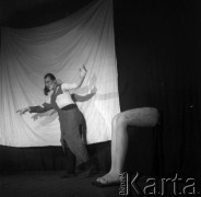 ok. 1957, Kraków, Polska
Cyrk - spektakl teatru awangardowego Cricot 2. Na scenie Wanda Kruszewska.
Fot. Irena Jarosińska, zbiory Ośrodka KARTA