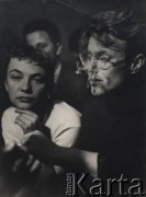 1957, Warszawa, Polska.
Kompozytor i pianista jazzowy Krzysztof Komeda z żoną Zofią Komedową-Trzcińską wśród publiczności 