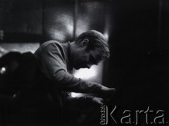 01.1966, Warszawa, Polska.
Kompozytor i pianista jazzowy Krzysztof Komeda podczas nagrania płyty 