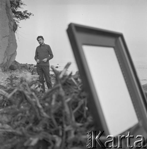 1965, Polska.
Malarz i rysownik Kiejstut Bereźnicki.
Fot. Irena Jarosińska, zbiory Ośrodka KARTA