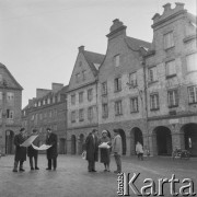 1962, Olsztyn, Polska.
Architekci na rynku.
Fot. Irena Jarosińska, zbiory Ośrodka KARTA