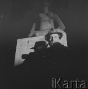 1962, Olsztyn, Polska.
Rzeźbiarz Ryszard Wachowski przy rzeźbie Łyna, swojego autorstwa.
Fot. Irena Jarosińska, zbiory Ośrodka KARTA