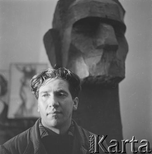 1962, Olsztyn, Polska.
Rzeźbiarz Ryszard Wachowski.
Fot. Irena Jarosińska, zbiory Ośrodka KARTA