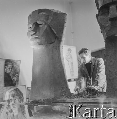 1962, Olsztyn, Polska.
Rzeźbiarz Ryszard Wachowski.
Fot. Irena Jarosińska, zbiory Ośrodka KARTA