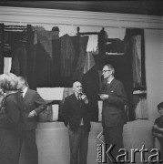 1956-1965, Warszawa, Polska.
Wernisaż twórczości Magdaleny Abakanowicz w Galerii Krzywe Koło. Nz. z fajką Henryk Stażewski.
Fot. Irena Jarosińska, zbiory Ośrodka KARTA