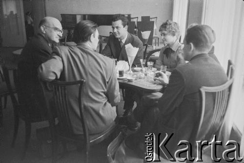 Lata 50.-60., Warszawa, Polska.
Grafik Jan Szancer  (1. z lewej) w kawiarni hotelu Bristol ze swoimi uczniami.
Fot. Irena Jarosińska, zbiory Ośrodka KARTA