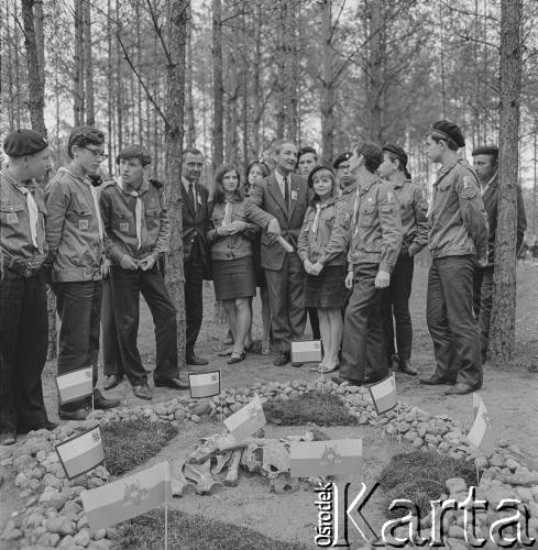 1977, Anielin, Polska.
Uroczystości przy tzw. Szańcu Hubala, miejscu, gdzie o w 1940 r. zginął major Henryk Dobrzański 