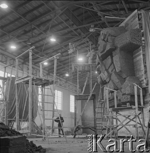 1965, Polska.
Praca nad Pomnikiem Obrońców Wybrzeża, który w 1966 roku stanął na Westerplatte. Przy rusztowaniu Franciszek Duszeńko, jeden z autorów projektu.
Fot. Irena Jarosińska, zbiory Ośrodka KARTA