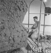 1965, Polska.
Praca nad Pomnikiem Obrońców Wybrzeża, który w 1966 roku stanął na Westerplatte.
Fot. Irena Jarosińska, zbiory Ośrodka KARTA