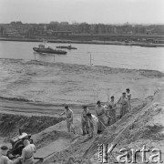 1965, Gdańsk, Polska.
Sypanie kopca pod Pomnik Obrońców Wybrzeża.
Fot. Irena Jarosińska, zbiory Ośrodka KARTA