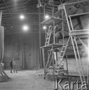 1965, Polska.
Praca nad Pomnikiem Obrońców Wybrzeża, który w 1966 roku stanął na Westerplatte. Przy rusztowaniu Franciszek Duszeńko, jeden z autorów projektu.
Fot. Irena Jarosińska, zbiory Ośrodka KARTA