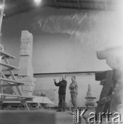 1965, Polska.
Praca nad Pomnikiem Obrońców Wybrzeża, który w 1966 roku stanął na Westerplatte. Z lewej Franciszek Duszeńko, jeden z autorów projektu.
Fot. Irena Jarosińska, zbiory Ośrodka KARTA
