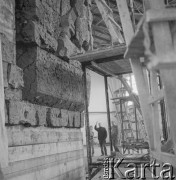 1965, Polska.
Praca nad Pomnikiem Obrońców Wybrzeża, który w 1966 roku stanął na Westerplatte. w głębi, z lewej Franciszek Duszeńko, jeden z autorów projektu.
Fot. Irena Jarosińska, zbiory Ośrodka KARTA