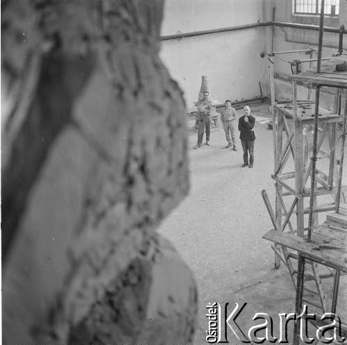 1965, Polska.
Praca nad Pomnikiem Obrońców Wybrzeża, który w 1966 roku stanął na Westerplatte.
Fot. Irena Jarosińska, zbiory Ośrodka KARTA