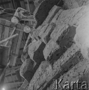 1965, Polska.
Praca nad Pomnikiem Obrońców Wybrzeża, który w 1966 roku stanął na Westerplatte.
Fot. Irena Jarosińska, zbiory Ośrodka KARTA