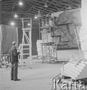 1965, Polska.
Praca nad Pomnikiem Obrońców Wybrzeża, który w 1966 roku stanął na Westerplatte. Z lewej Franciszek Duszeńko, jeden z autorów projektu.
Fot. Irena Jarosińska, zbiory Ośrodka KARTA